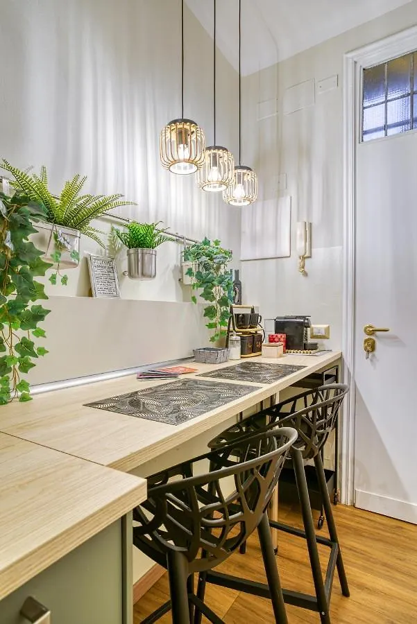 Navigli Top Floor Apartment 15 Mins From Duomo 밀라노
